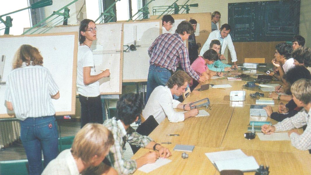 Výuka ve fakultní rýsovně  v roce 1981