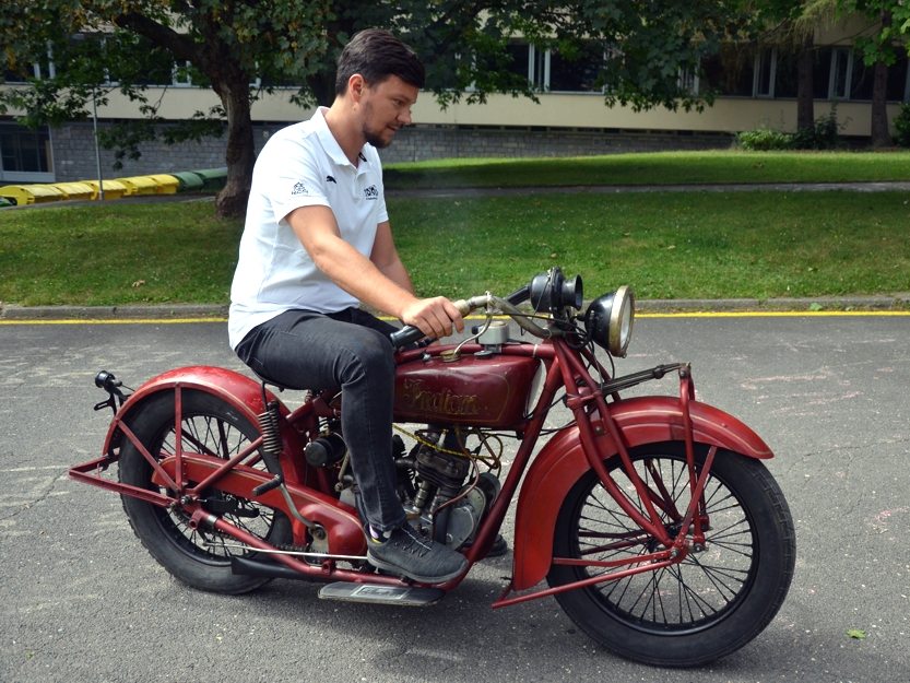 květen 2023 - Restaurátorská dílna - Jízdní zkouška dokončeného motocyklu Indian Scout 37 z roku 1927