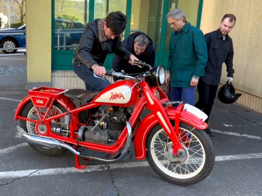 březen 2024 - Restaurátorská dílna - Jízdní zkouška dokončeného motocyklu Jawa 500 OHV z roku 1931