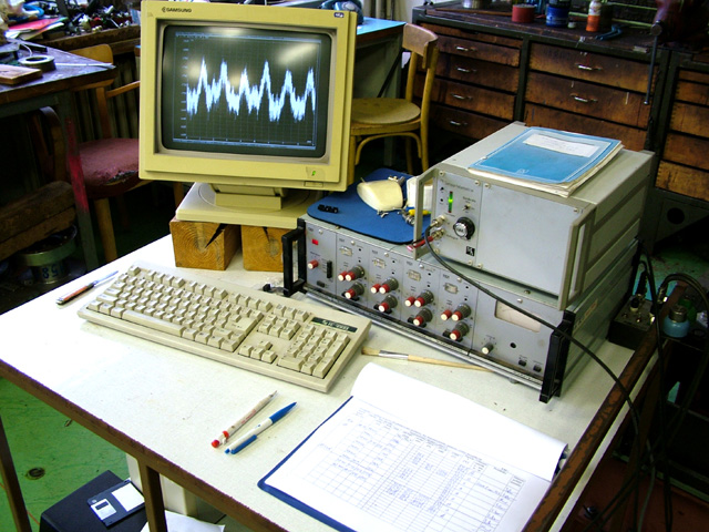 Měřicí aparatura M1000 při experimentu v roce 2001
