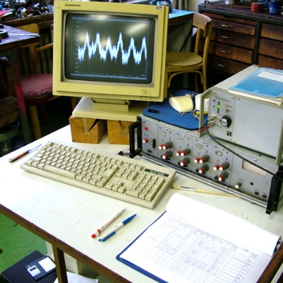 Měřicí aparatura M1000 při experimentu v roce 2001 Měřicí aparatura M1000 při experimentu v roce 2001